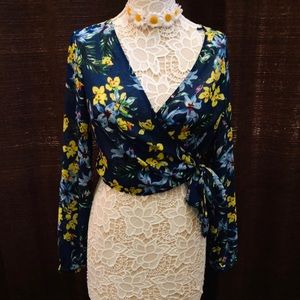 Beautiful wrap top 💙 NWT